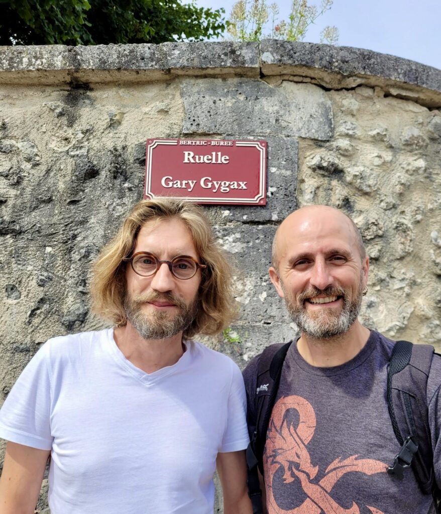 Emeric et Olivier dans la ruelle Gary Gygax à Bertric-Burée